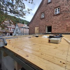 Aufbau des neuen Dachs auf dem Seitenanbau über dem Mehrzwecksaal
