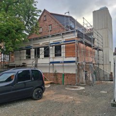 Aufgearbeitete Giebelfassade nach Natursteinsanierung